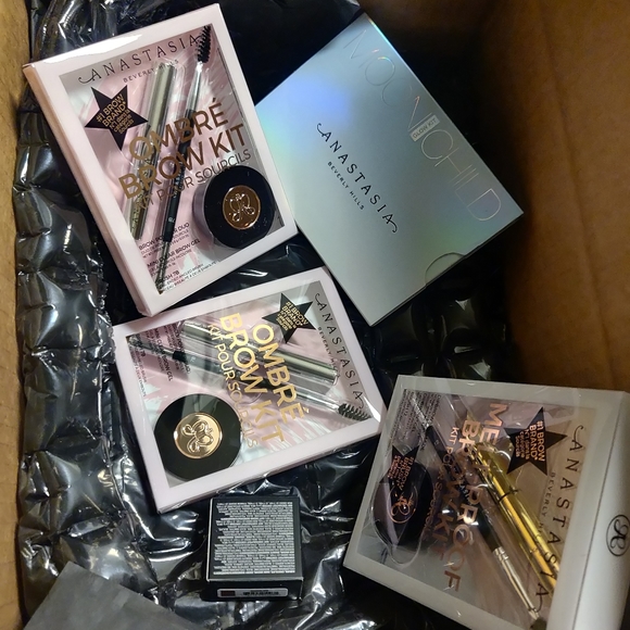 Anastasia Beverly Hills Ombre Brow Kit - Picture 4 of 5